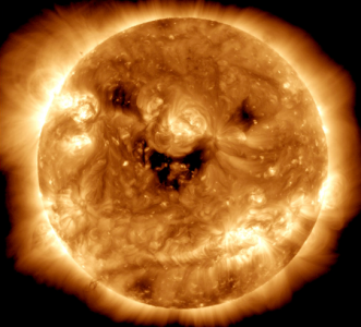 अन्तर्राष्ट्रिय स्पेस एजेन्सी नासाको स्याटलाइटले खिचेको सूर्य मुस्कुराइरहेको तस्वीर